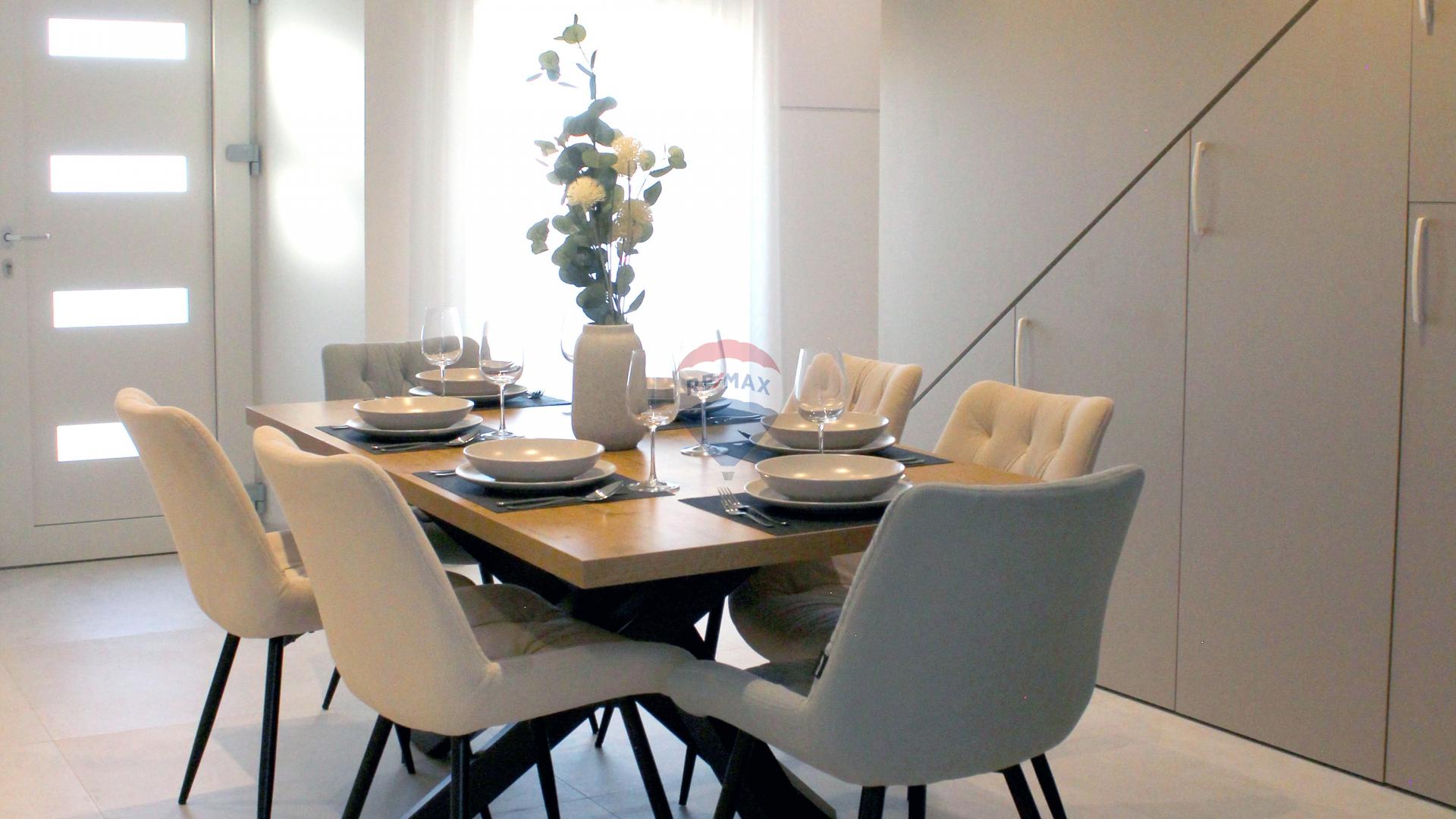 Istra,Novigrad-Adaptirana kuća s vrtom i pogledom na more