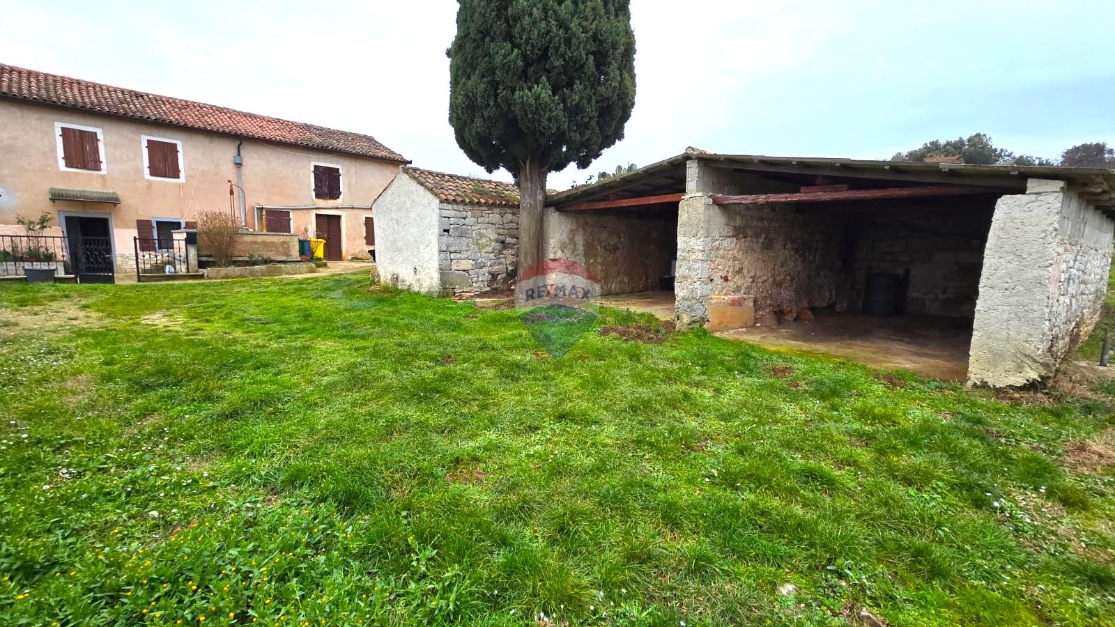 Rovinj, kuća + 2 pomoćna objekta na 4800 m2 okućnice