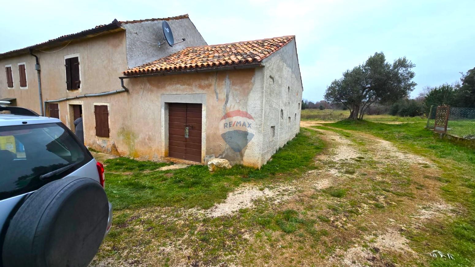 Rovinj, kuća + 2 pomoćna objekta na 4800 m2 okućnice