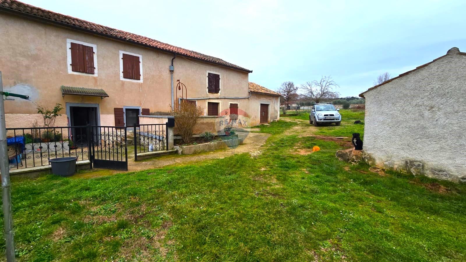 Rovinj, kuća + 2 pomoćna objekta na 4800 m2 okućnice