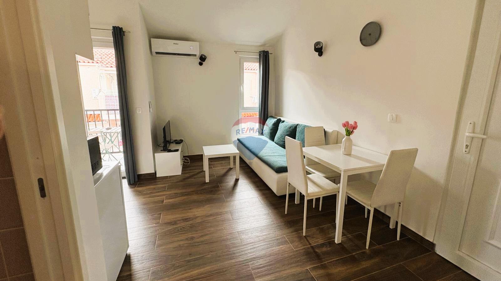 Однокомнатная квартира рядом с морем, Новиград