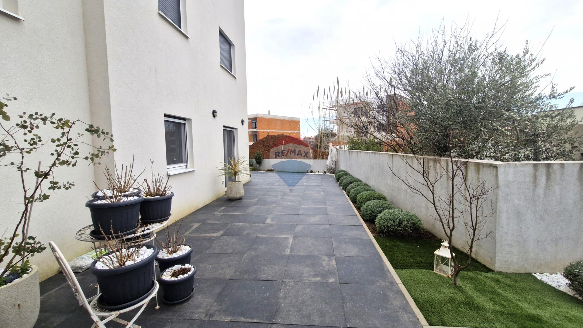 Istra, Medulin, Novogradnja s okućnicom, blizu centra i plaža