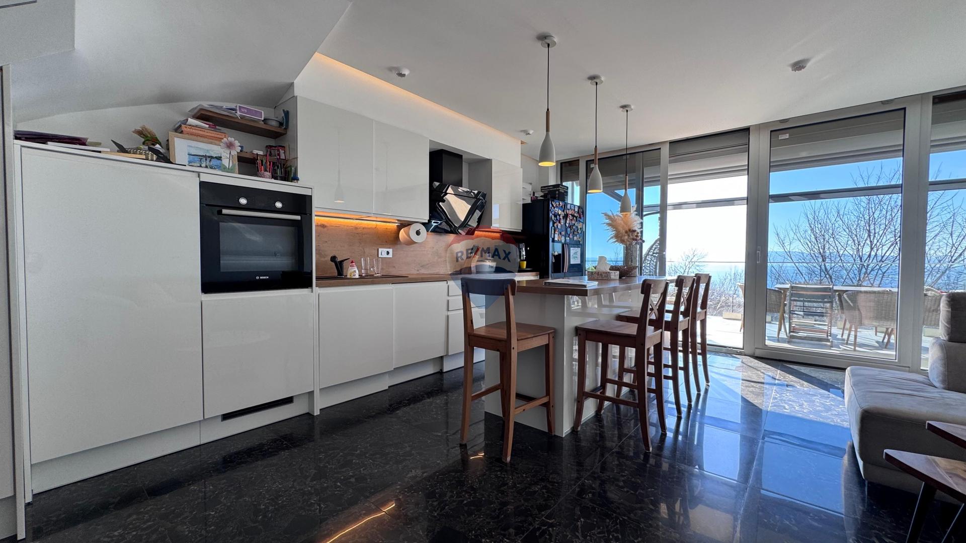 Rijeka, Kostrena, trosobni stan, parking, pogled