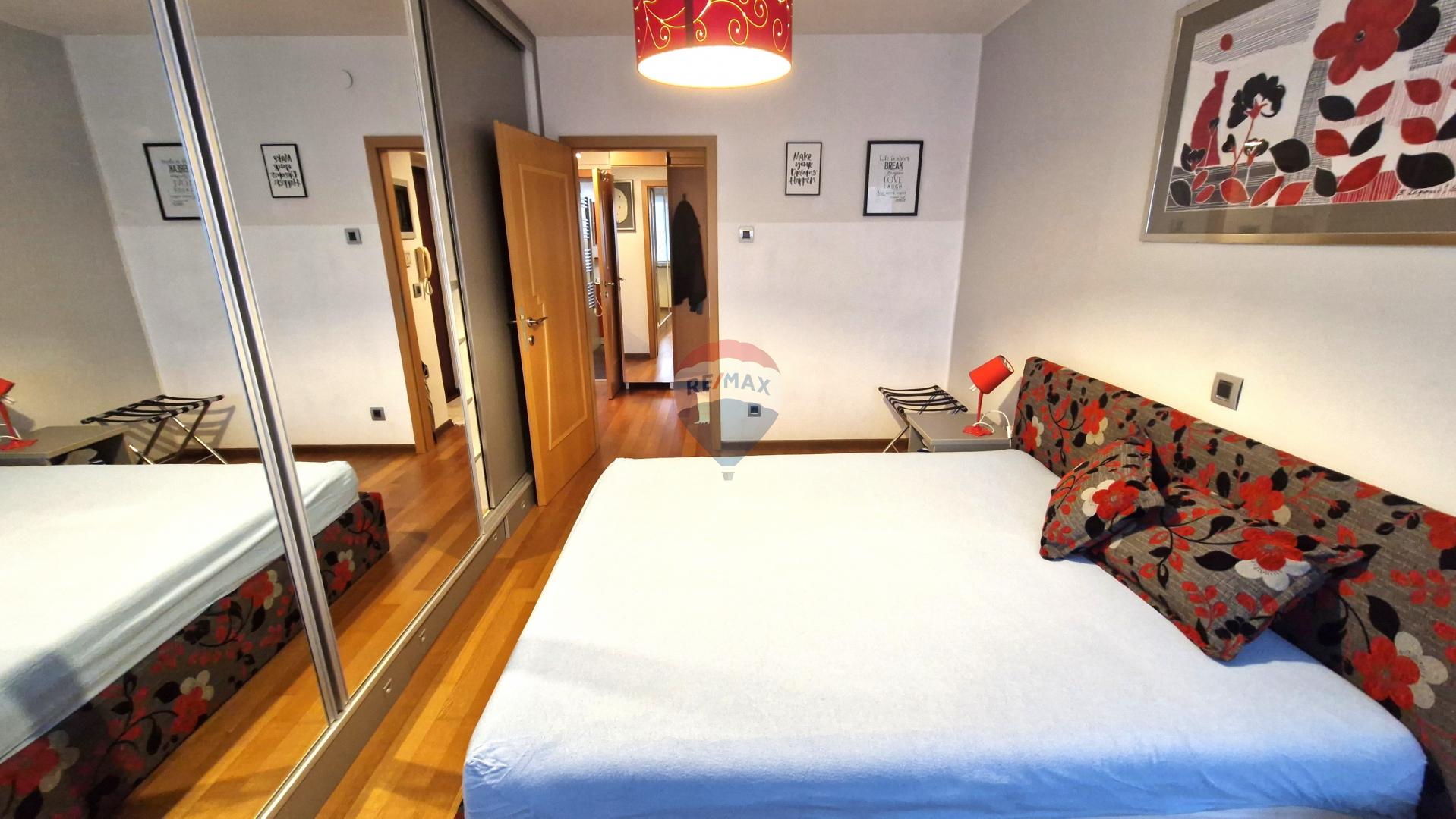 Istra, Pula, Centar - stan 62 m2, 2 balkona, parking, namješten