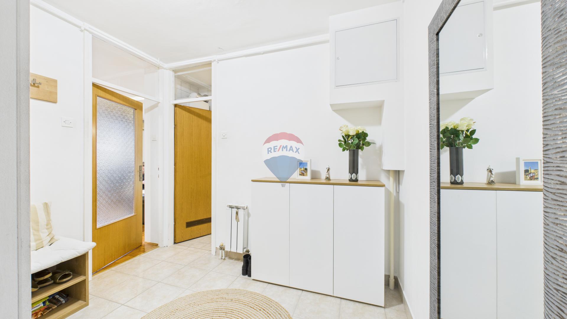 ZAGREB, Špansko-četverosoban stan 70m2 s balkonom, lift