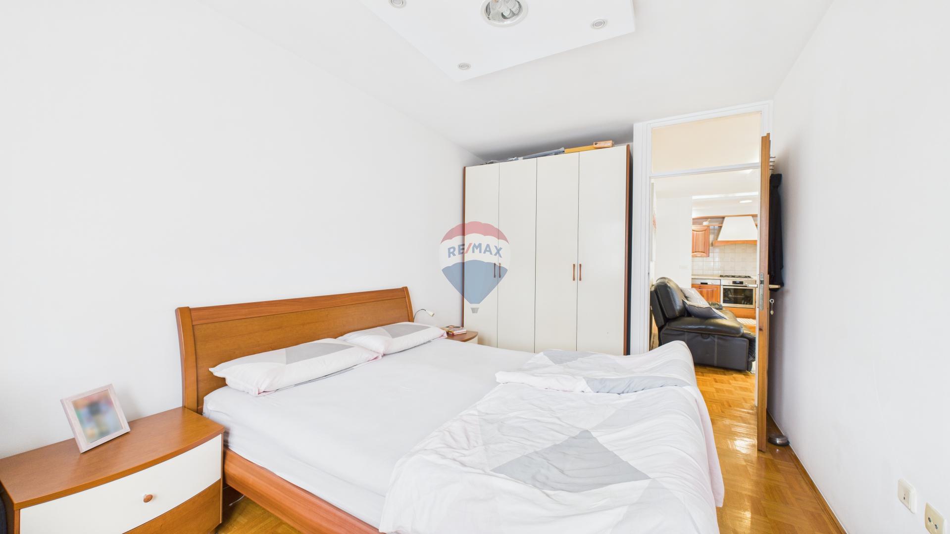 ZAGREB, Špansko-četverosoban stan 70m2 s balkonom, lift