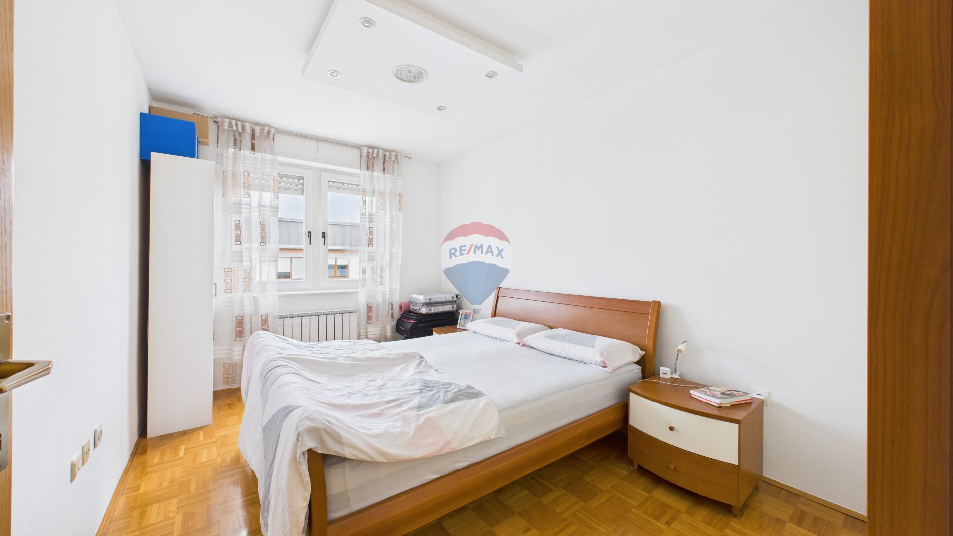 ZAGREB, Špansko-četverosoban stan 70m2 s balkonom, lift