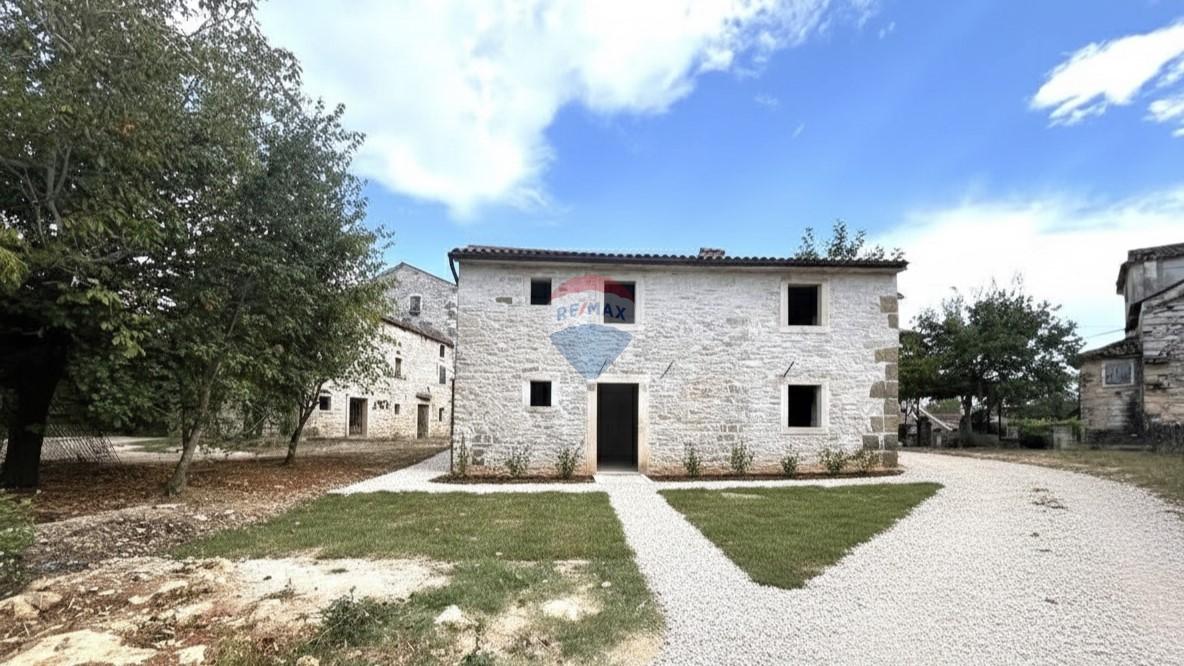 Istra,Grožnjan okolica-Samostojeća kamena kuća 