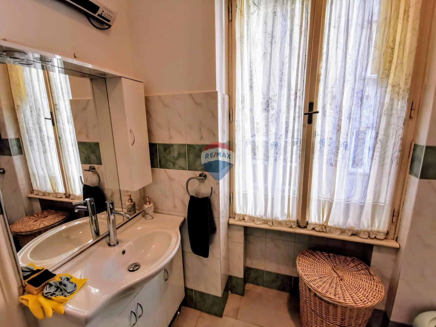 Rijeka, Centar, 3S+DB stan na drugom katu u zgradi s liftom