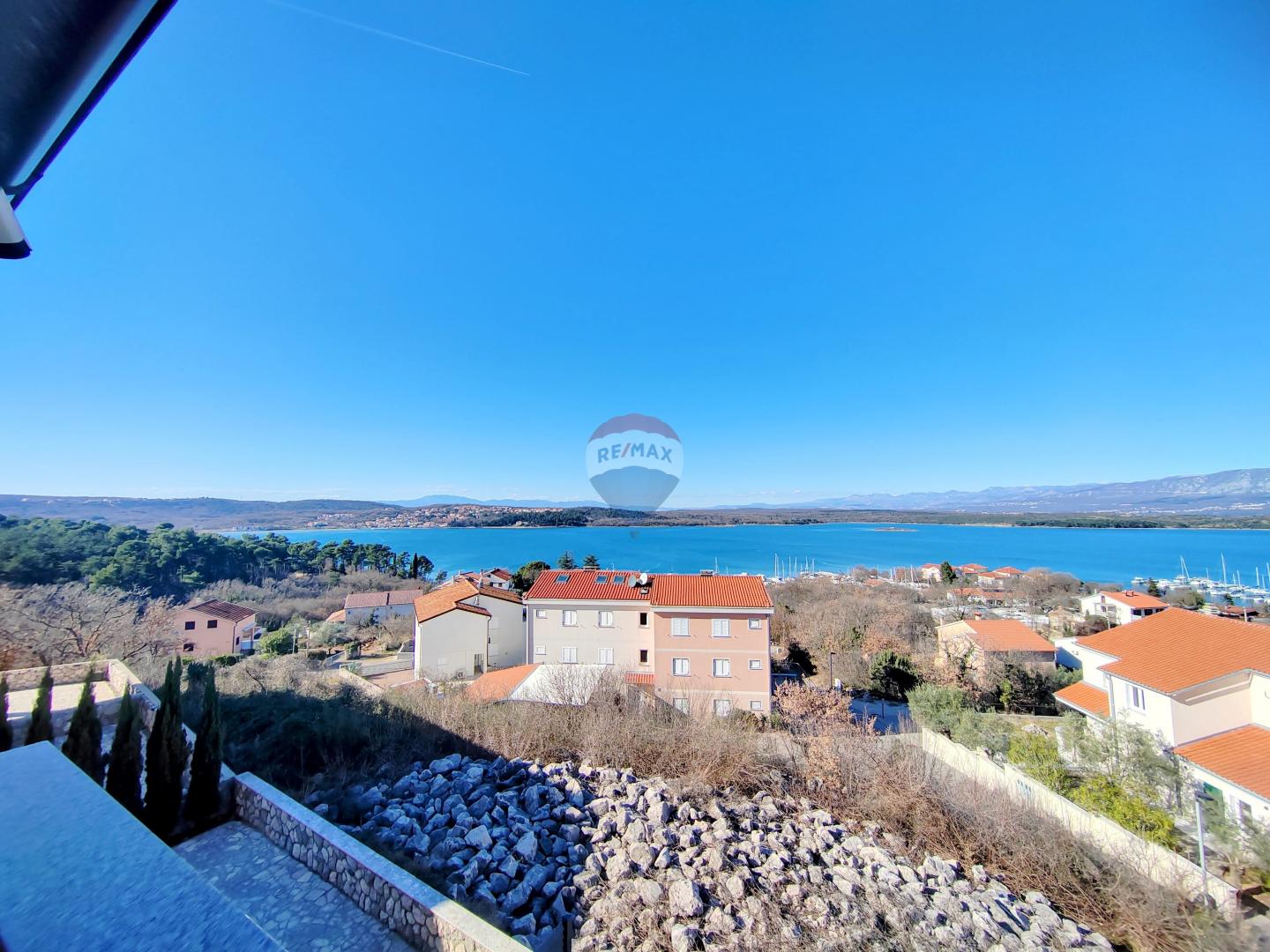 Otok Krk-Klimno villa sa 6 apartmana i bazenom