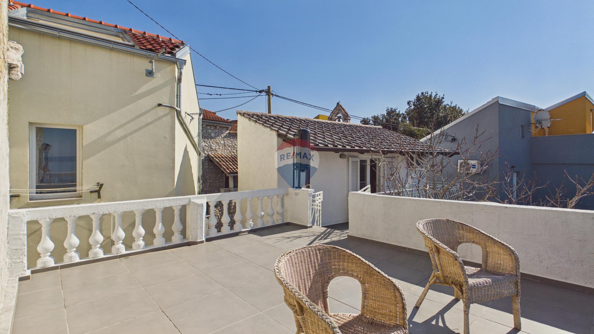 Novi Vinodolski &ndash; Hi&scaron;a v starem mestnem jedru, druga vrsta od morja