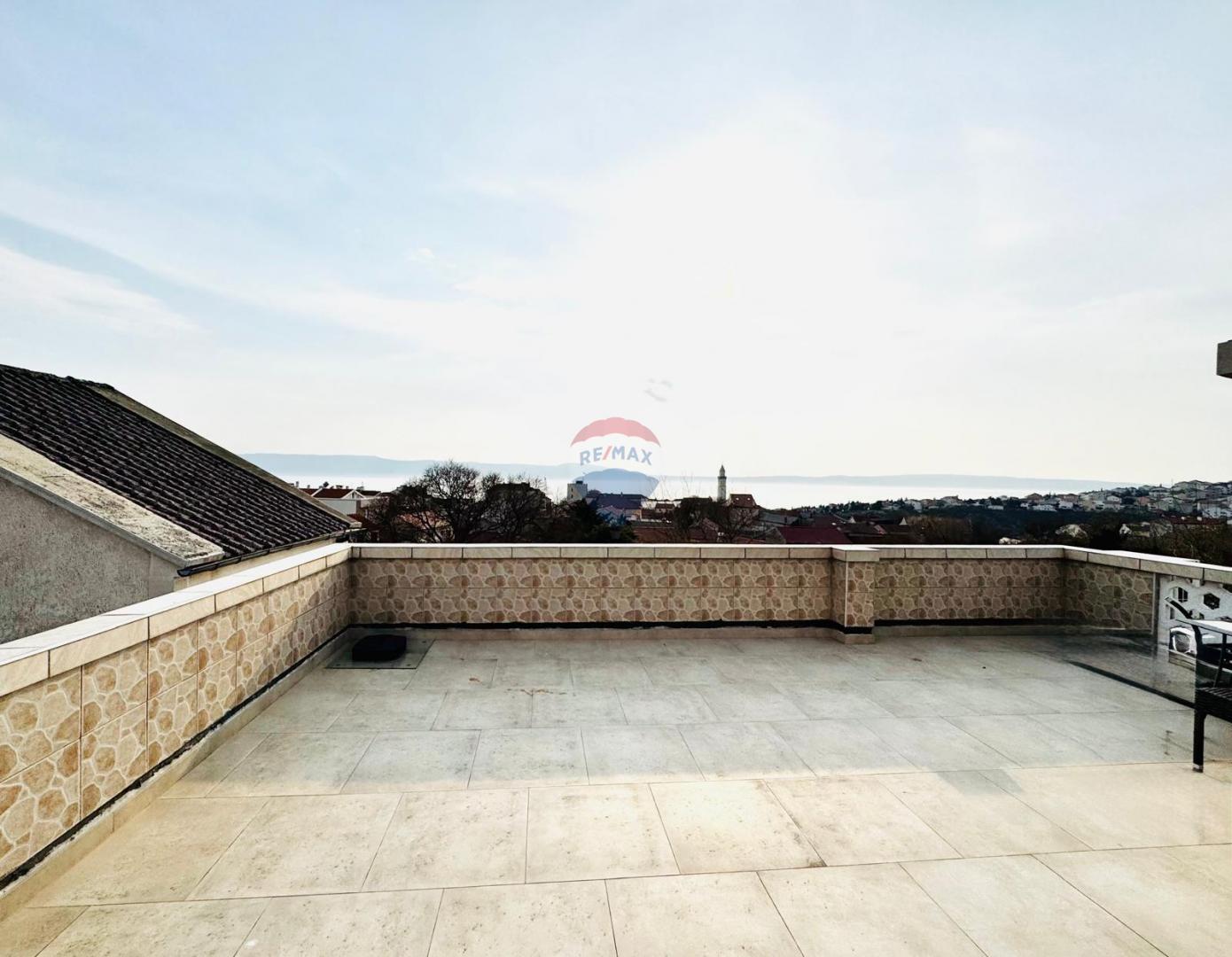 Novi Vinodolski-apartman sa terasom i parkirnim mjestom