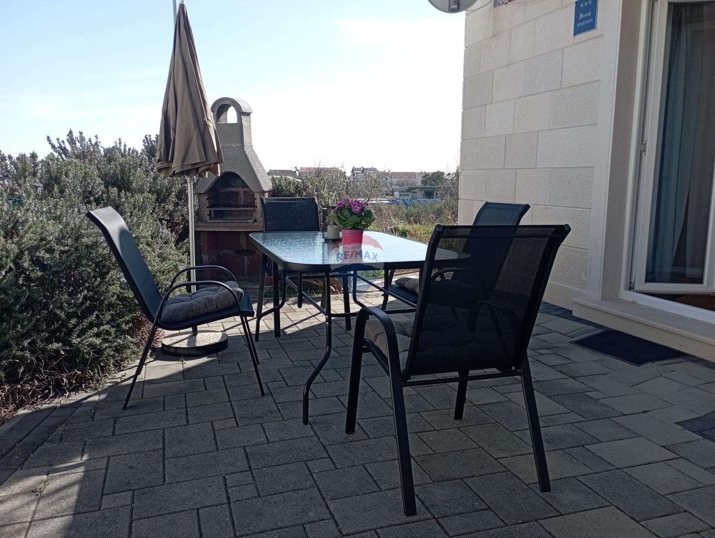 Krk-grad,atraktivan stan s vrtom i pogledom na more