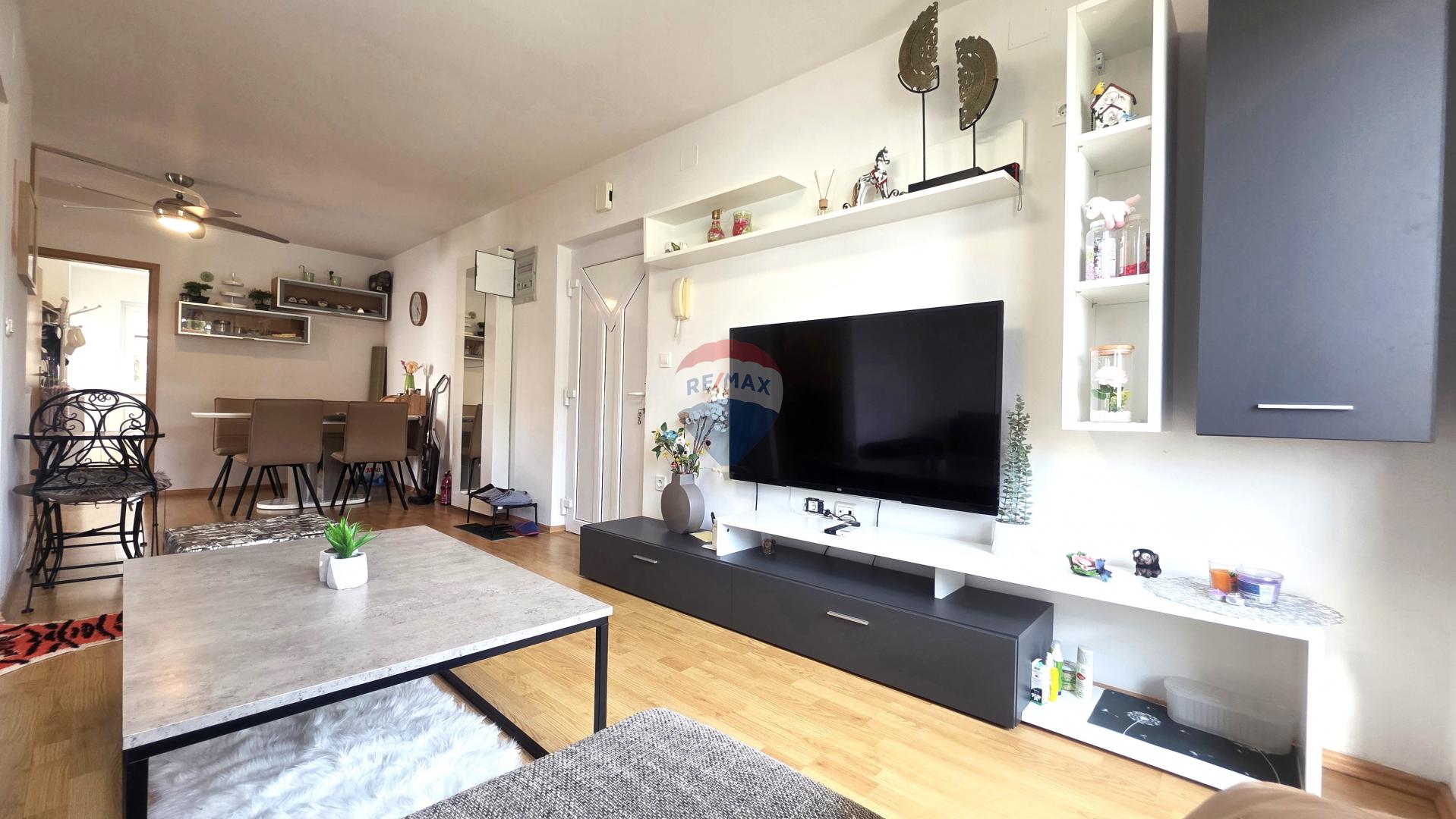 Istra,Karigador-Stan 100 m od mora, 2 sobe, balkon