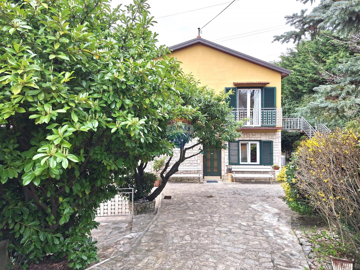 Opatija, Veprinac - samostojeća kuća s dva stana