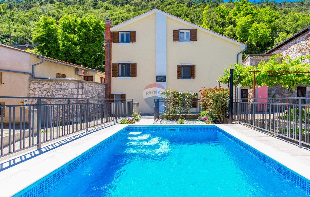 Crikvenica, Bribir - Kuća s  dva stana i bazenom