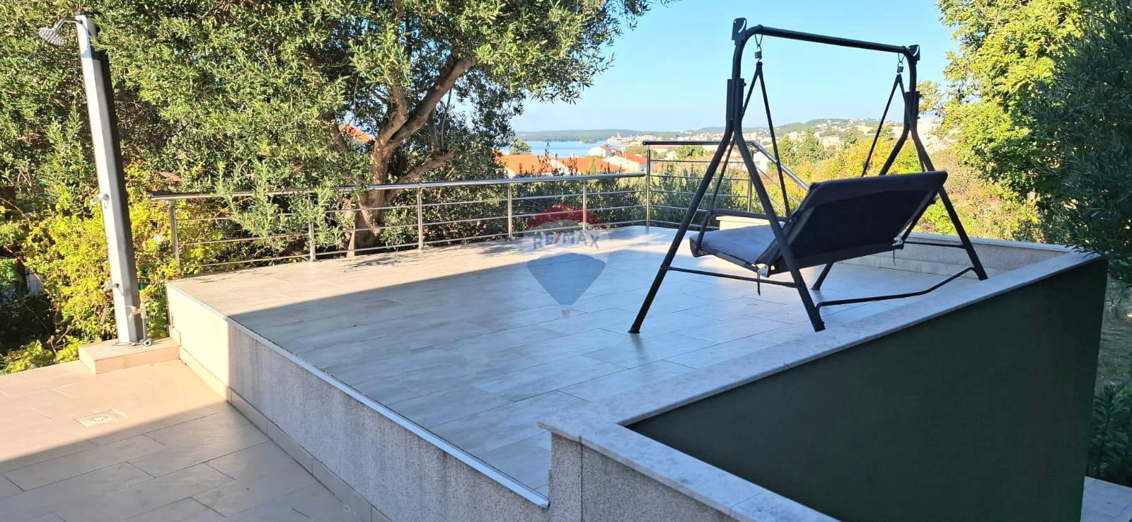 Rab, Barbat- stan sa prostranom terasom i vrtom