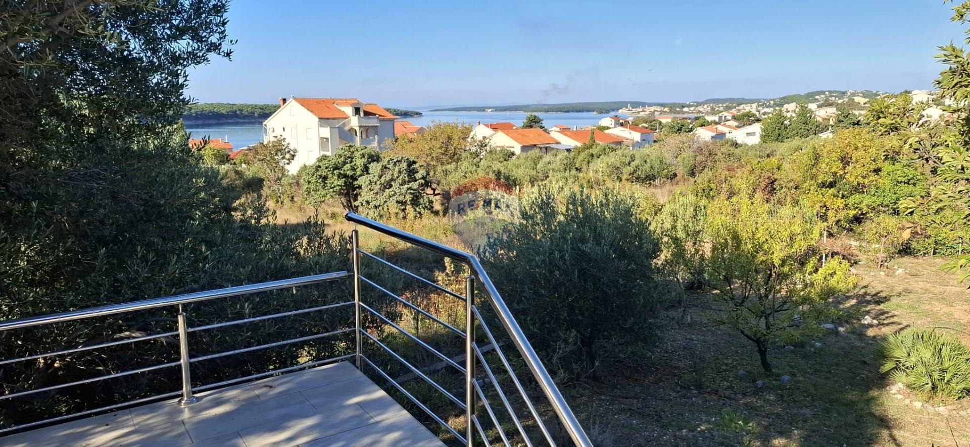 Rab, Barbat- stan sa prostranom terasom i vrtom