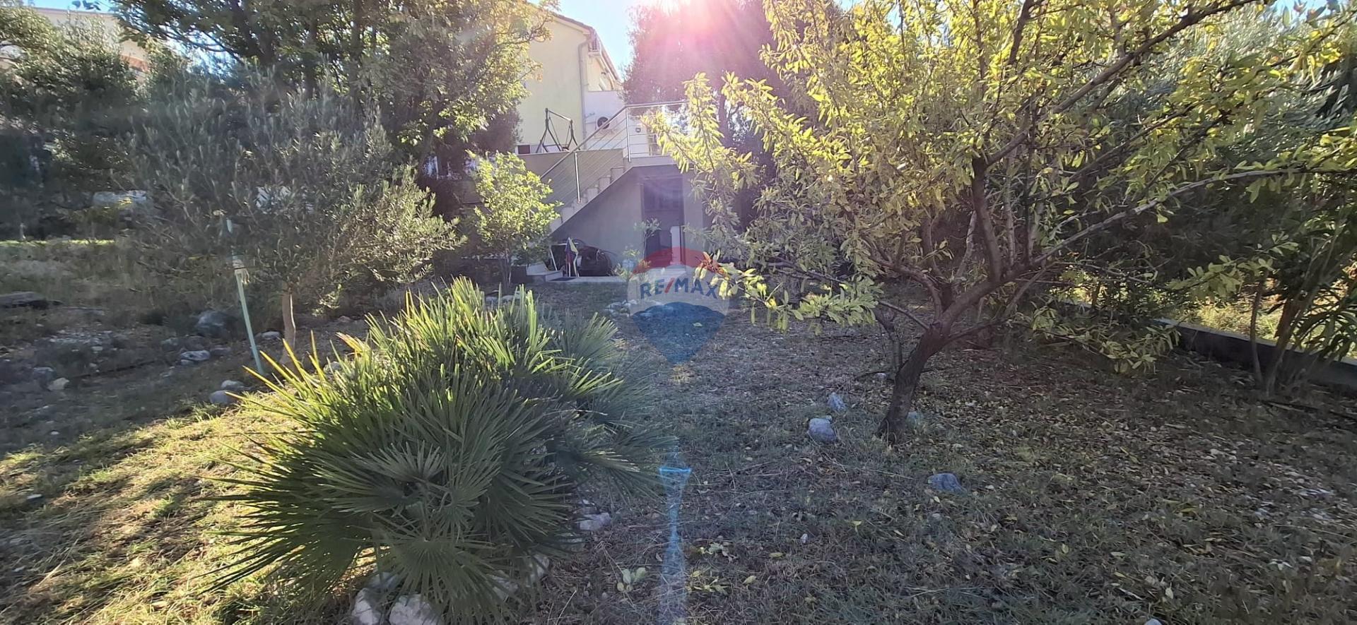 Rab, Barbat- stan sa prostranom terasom i vrtom