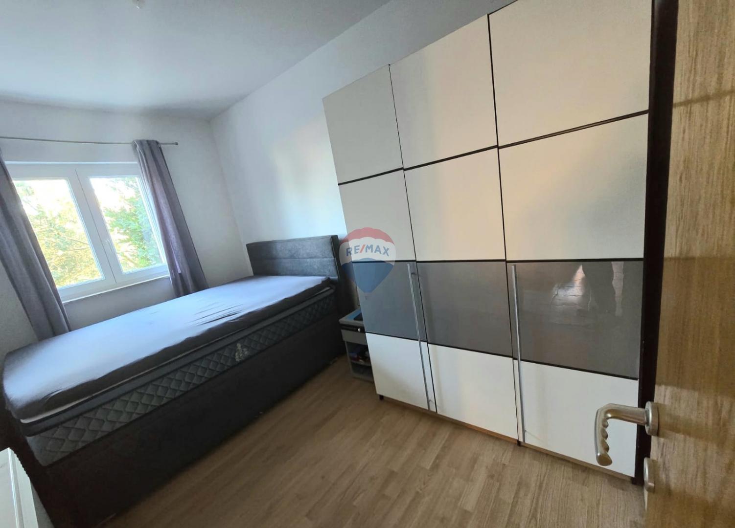 Rab, Barbat- stan sa prostranom terasom i vrtom