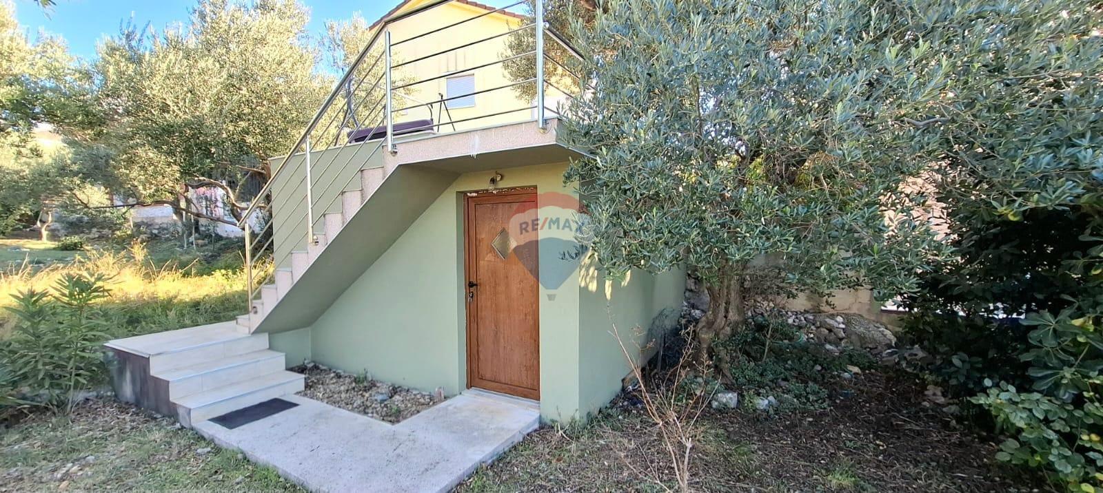 Rab, Barbat- stan sa prostranom terasom i vrtom