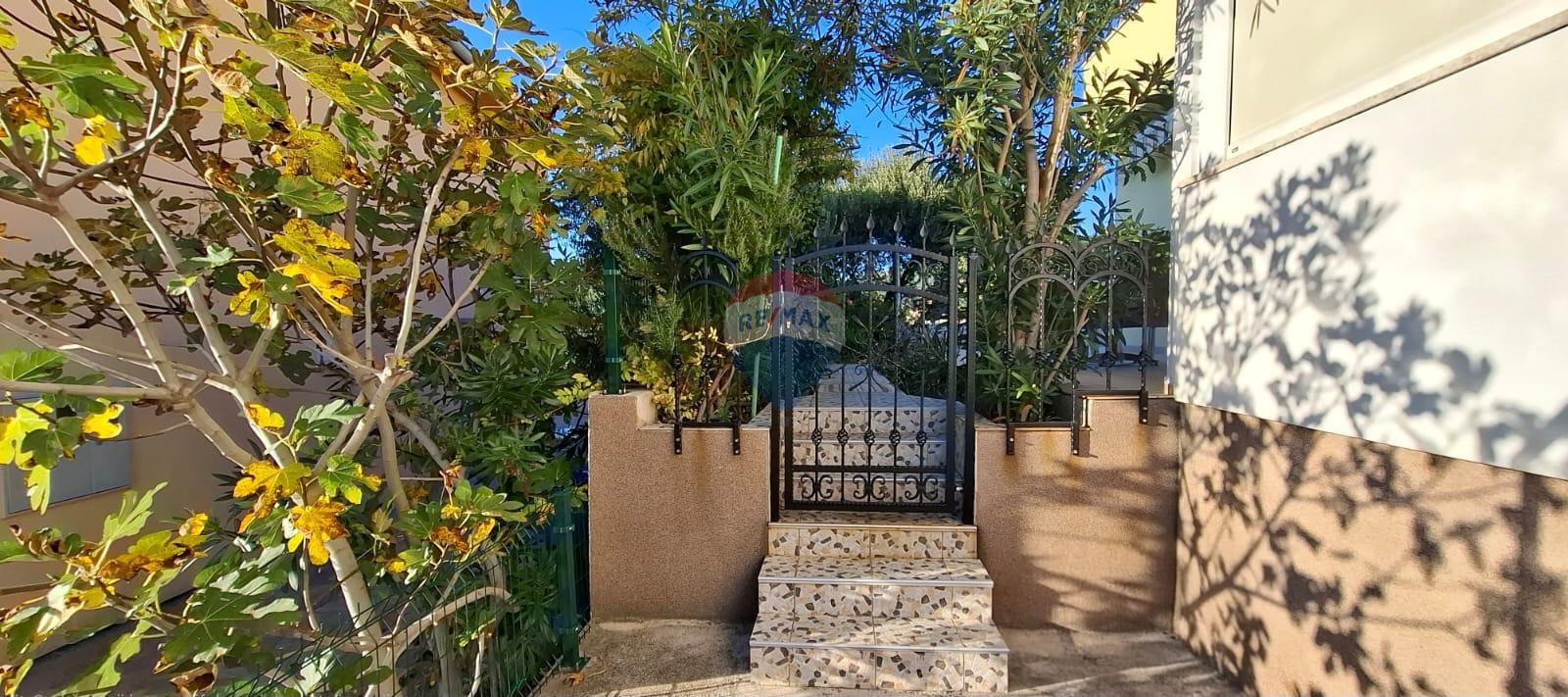 Rab, Barbat- stan sa prostranom terasom i vrtom