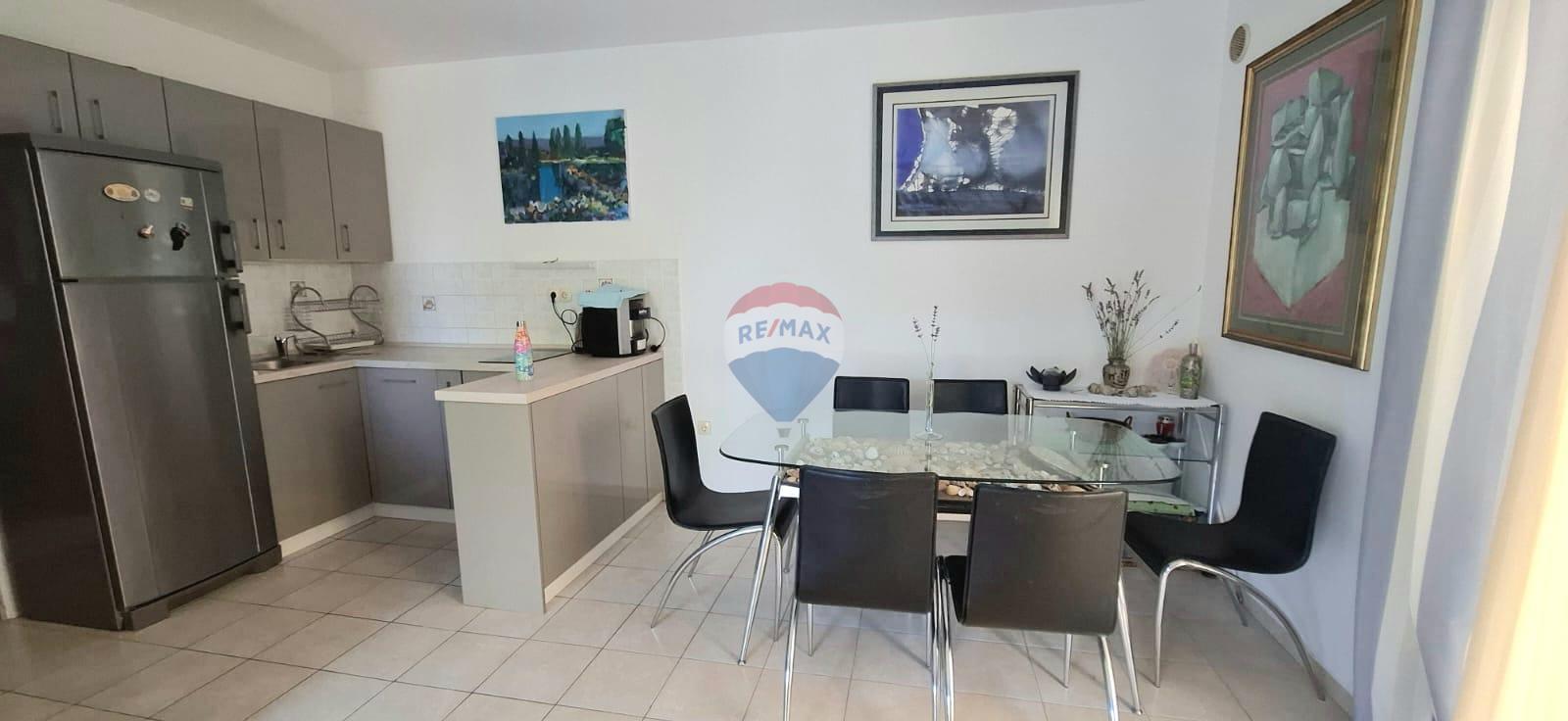 Rab, Barbat- stan sa prostranom terasom i vrtom