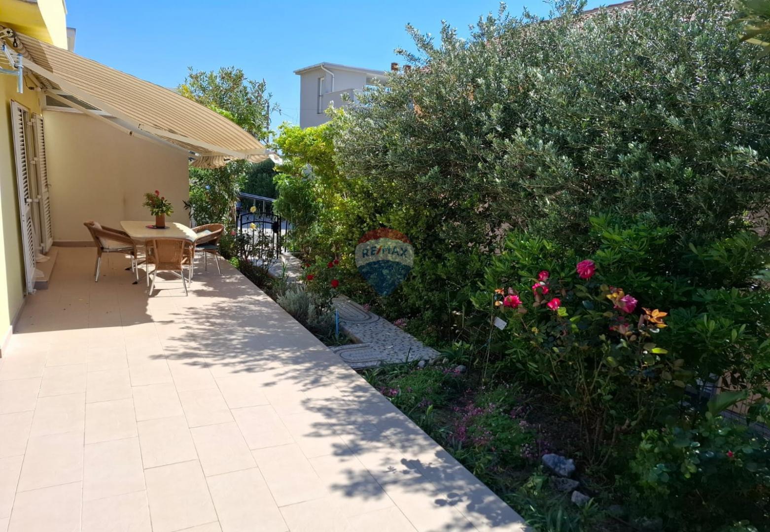 Rab, Barbat- stan sa prostranom terasom i vrtom