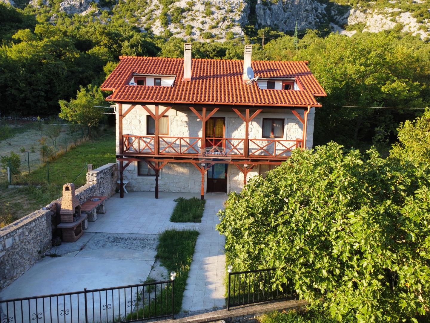 Crikvenica, Drivenik - kamena kuća sa prostranim dvori&scaron;tem