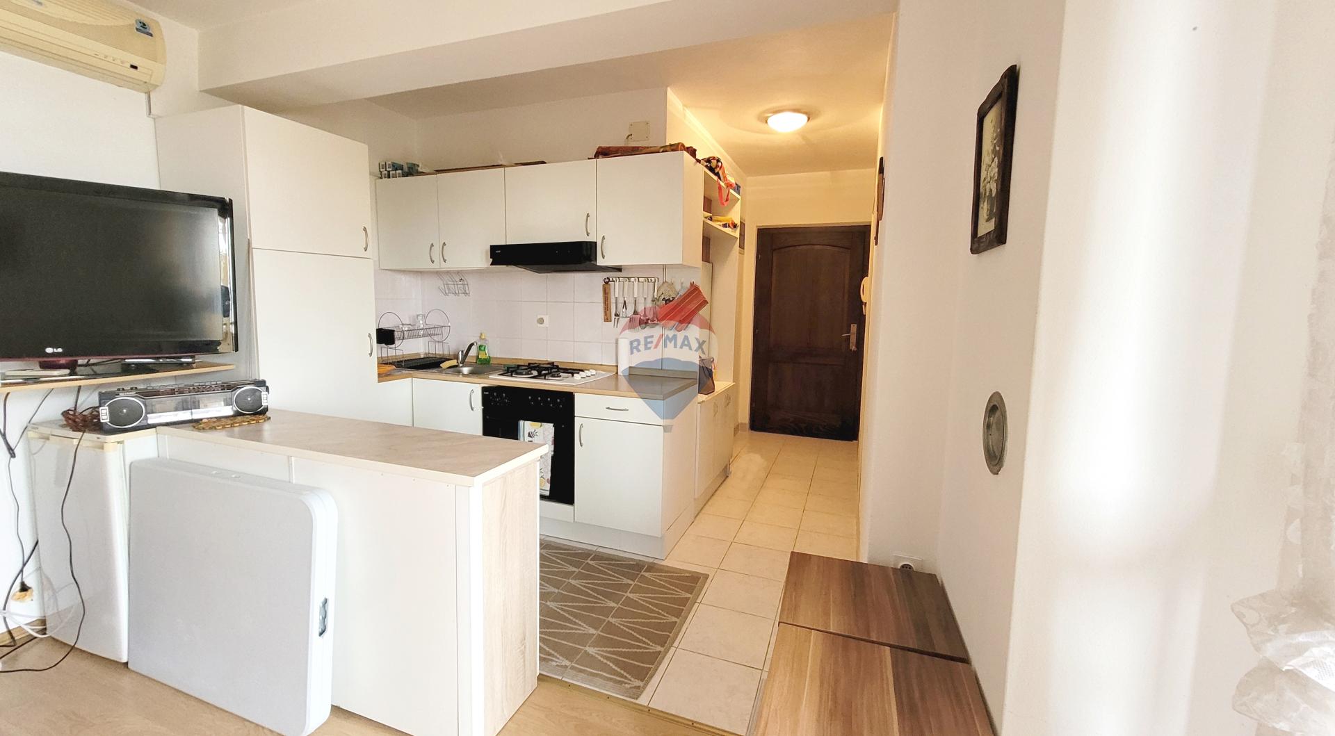 Istra, Umag - stan 1. kat, terasa, parking, pogled na more, plaža 300 m