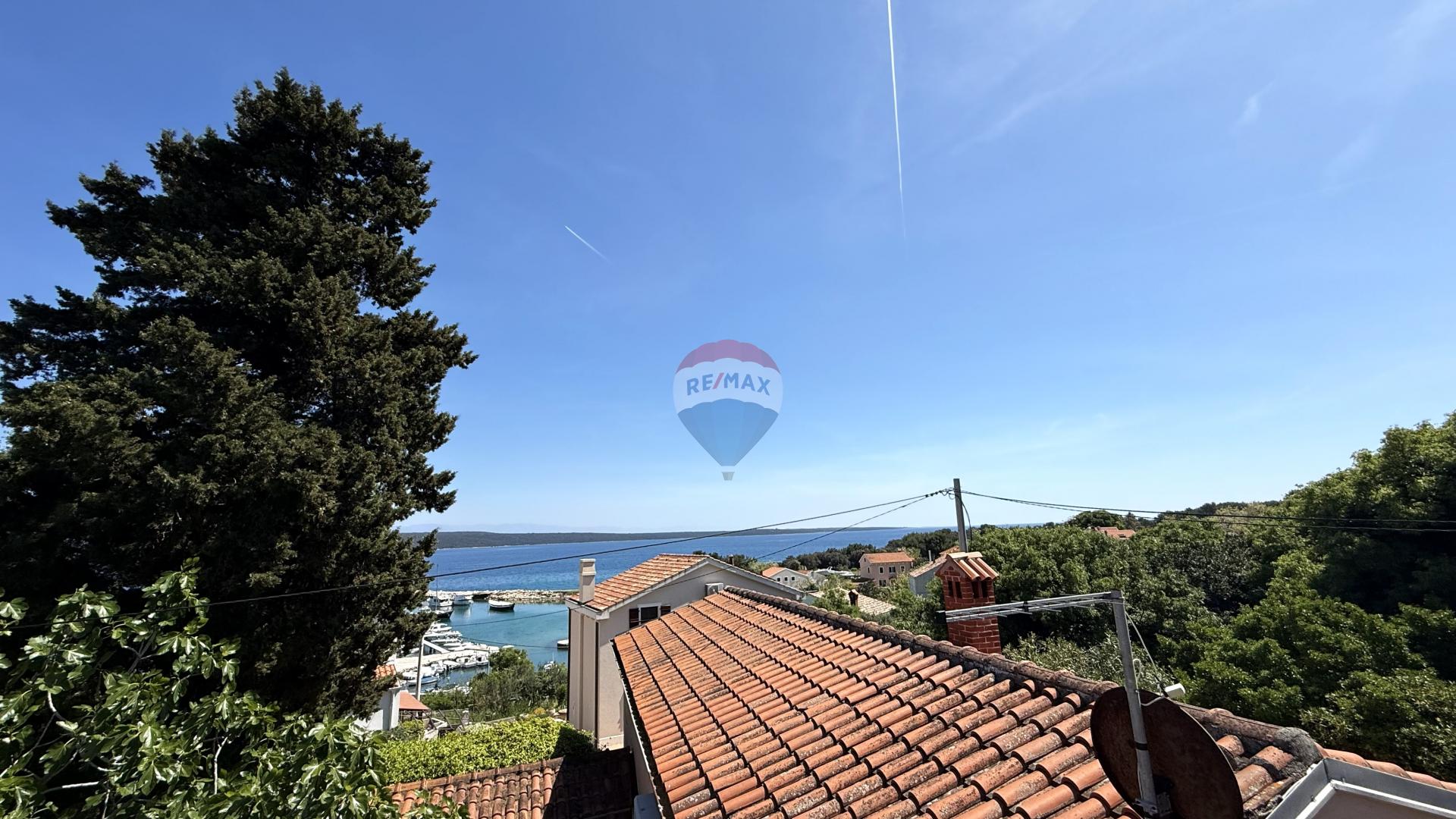 Lo&scaron;inj, Nerezine, Dvije kuće, garaža, vrt