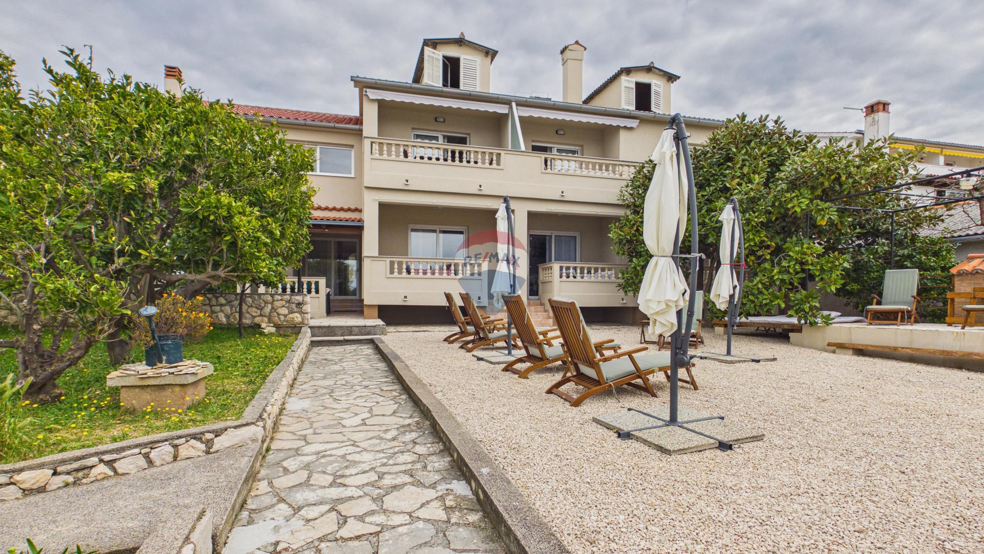 Rab,Barbat- kuća sa 6 apartmana, 1.red do mora