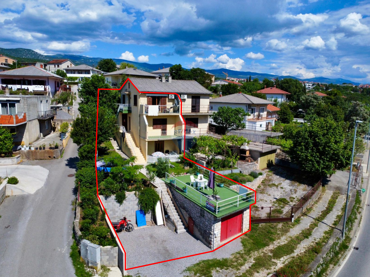 Novi Vinodolski &ndash; kuća s 3 apartmana i garažom