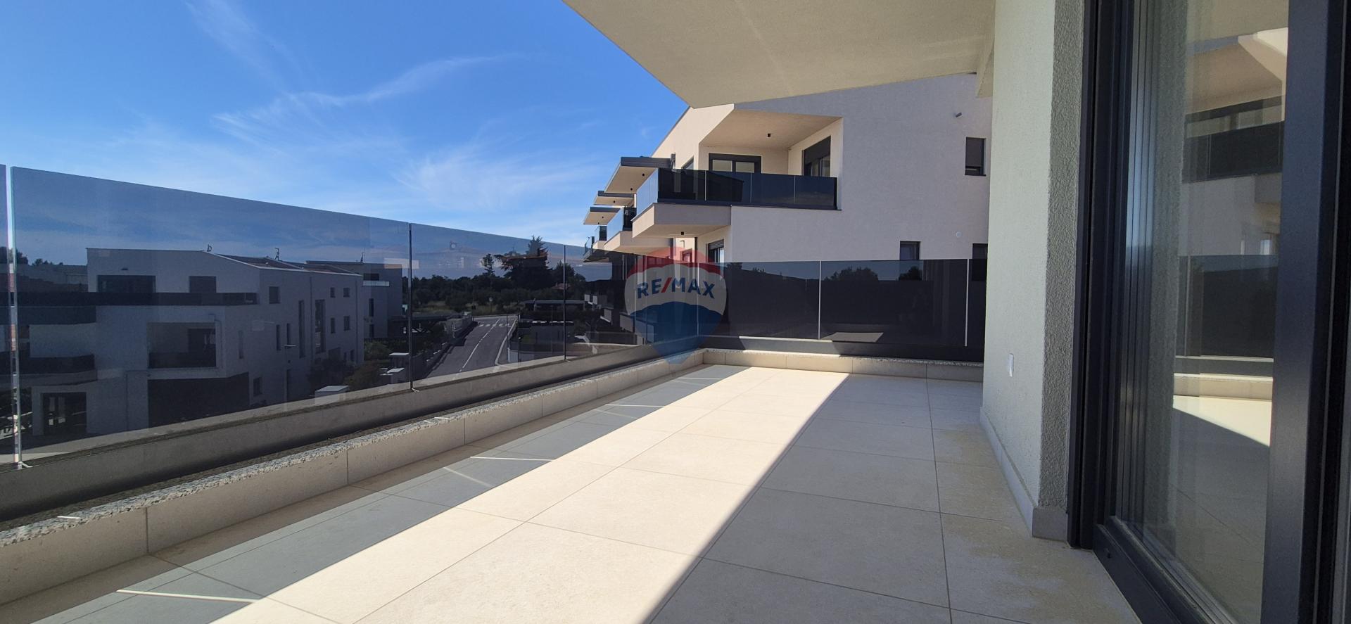 Poreč, okolica- stan 800 metara od mora u novogradnji
