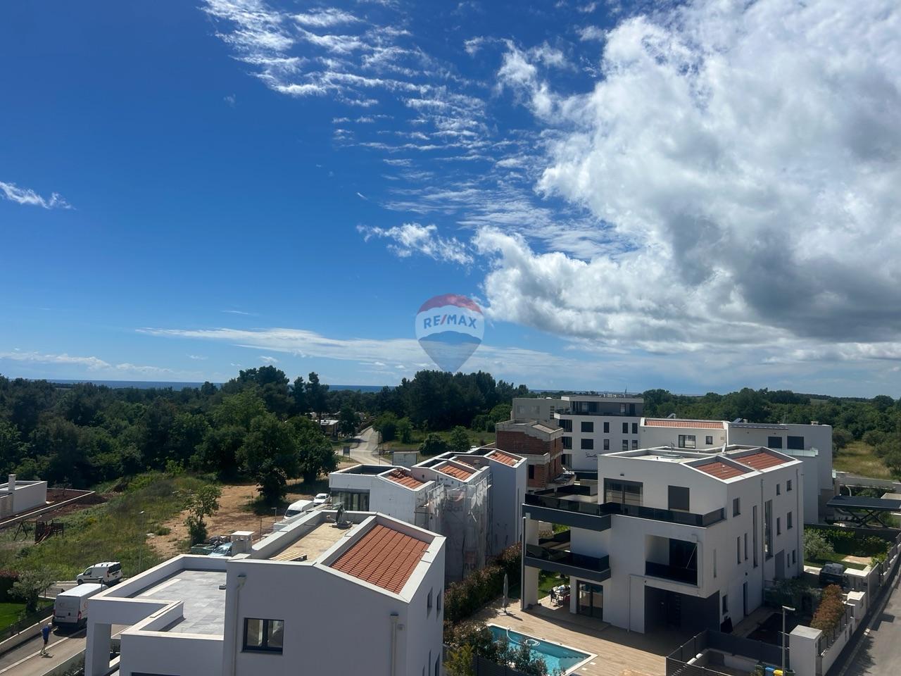 Poreč, okolica, predivan stan sa krovnom terasom 800 metara od mora 