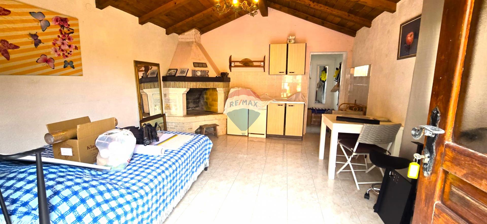Rovinj, 9km, samostojeća kućica na 370 m2 građevinskog zemljišta