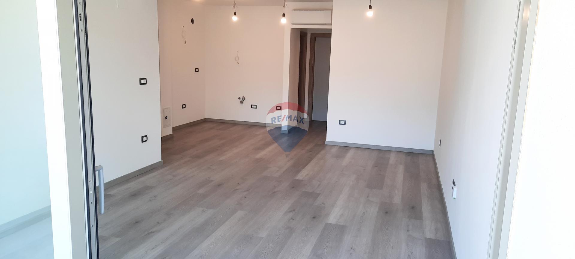 Istra, Umag - centar, novogradnja, stan za poslovni prostor, 950 &euro; + PDV