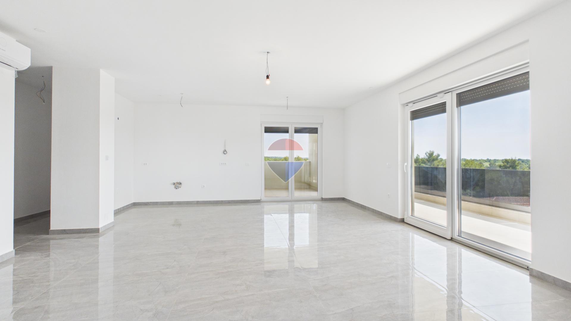 Poreč, okolica, predivan stan sa krovnom terasom 800 metara od mora 