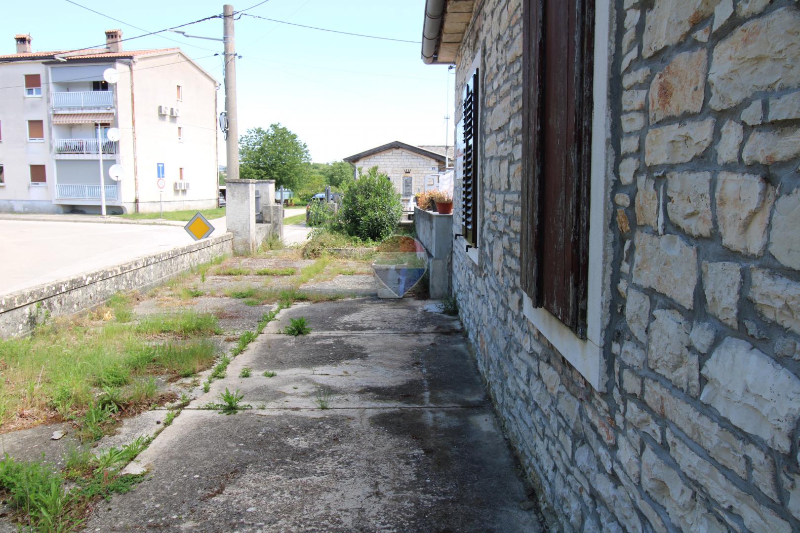 Istra, Buje, stan s okućnicom u blizini centra