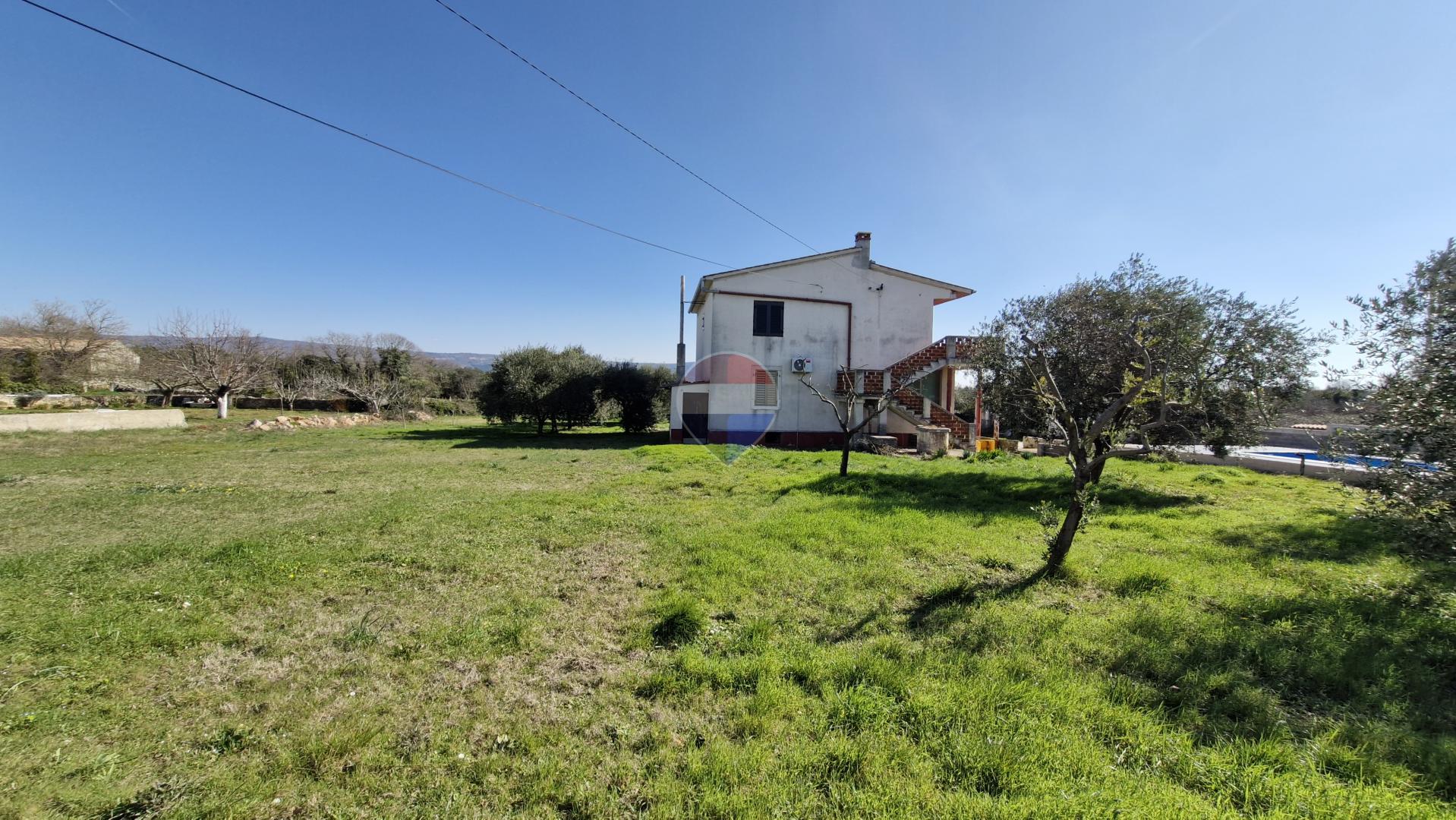 Istra, Rakalj - građevinsko zemljište s objektom i bazenom, 2953 m²