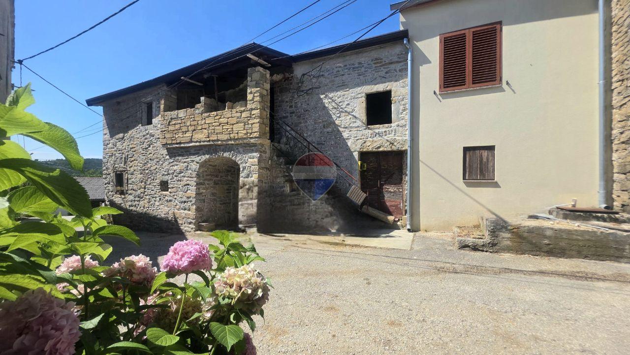 Istra,Buzet,Motovun-kamena kuća u nizu