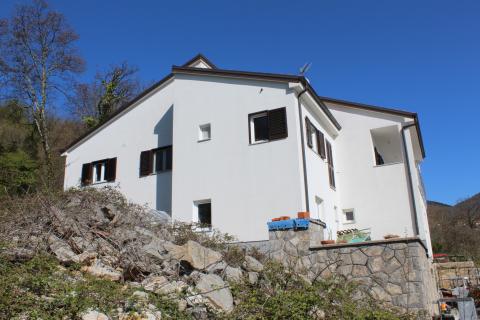 OPATIJA - VEPRINAC - NOVOGRADNJA S POGLEDOM + ZAPOČETA GRADNJA + 6300 m2 ZEMLJIŠTA