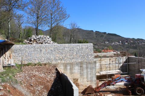 OPATIJA - VEPRINAC - NOVOGRADNJA S POGLEDOM + ZAPOČETA GRADNJA + 6300 m2 ZEMLJIŠTA