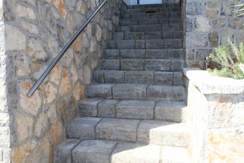 OPATIJA - VEPRINAC - NOVOGRADNJA S POGLEDOM + ZAPOČETA GRADNJA + 6300 m2 ZEMLJIŠTA