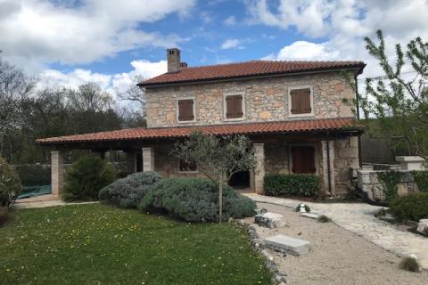 Krk,Kras,autohtona kamena vila iz 1897 god, s bazenom +4200 m2 građevinskog zemljišta