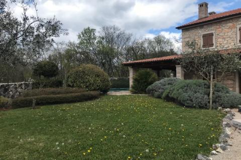 Krk,Kras,autohtona kamena vila iz 1897 god, s bazenom +4200 m2 građevinskog zemljišta