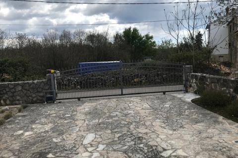 Krk,Kras,autohtona kamena vila iz 1897 god, s bazenom +4200 m2 građevinskog zemljišta