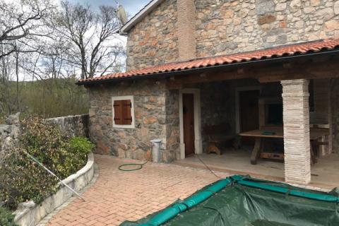 Krk,Kras,autohtona kamena vila iz 1897 god, s bazenom +4200 m2 građevinskog zemljišta