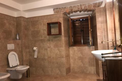 Krk,Kras,autohtona kamena vila iz 1897 god, s bazenom +4200 m2 građevinskog zemljišta