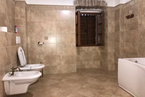 Krk,Kras,autohtona kamena vila iz 1897 god, s bazenom +4200 m2 građevinskog zemljišta